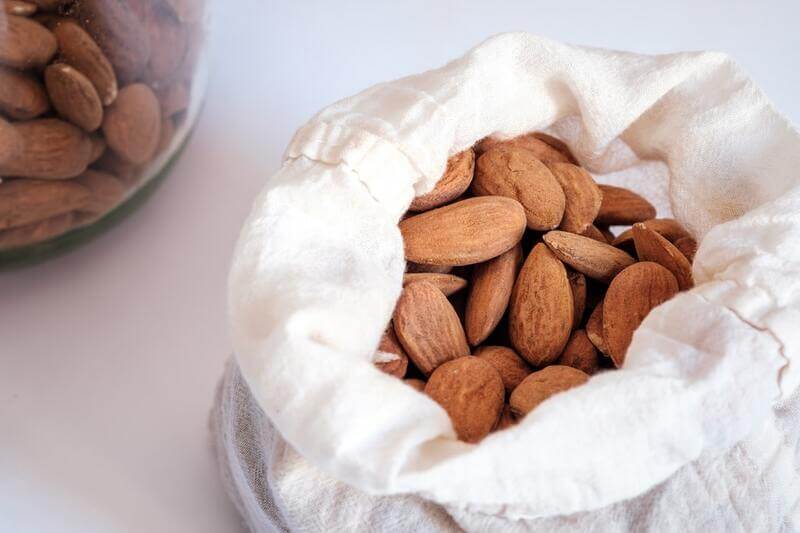 almendra encurtida en salmuera
